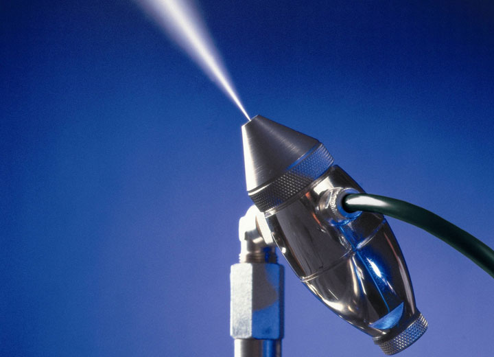 Self-cleaning spray nozzle ideal for industrial environments