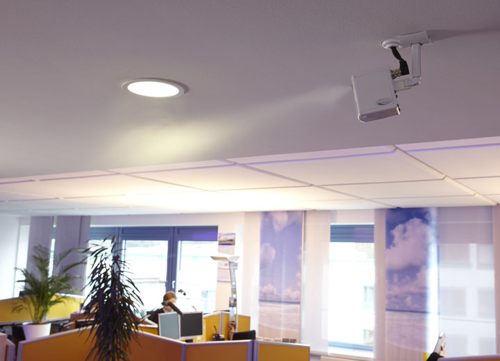 In-room spray humidifier